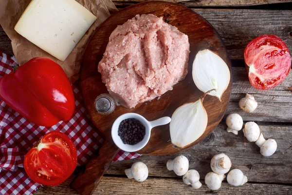 Kıymalı ve sebzeli et yuvası.rustik stil. Seçici odak