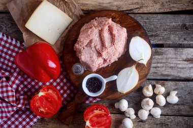 Kıymalı ve sebzeli et yuvası.rustik stil. Seçici odak