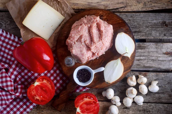 Kıymalı ve sebzeli et yuvası.rustik stil. Seçici odak