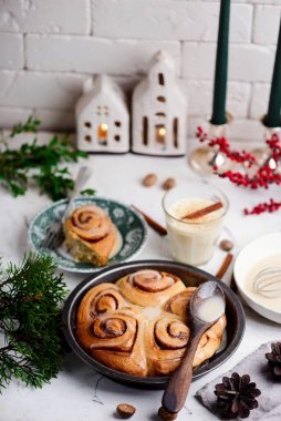Noel arkaplanında yumurtalı nog tarçınlı çörekler