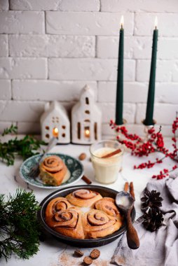 Noel arkaplanında yumurtalı nog tarçınlı çörekler