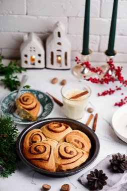 Noel arkaplanında yumurtalı nog tarçınlı çörekler