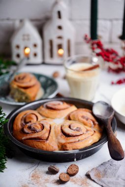 Noel arkaplanında yumurtalı nog tarçınlı çörekler