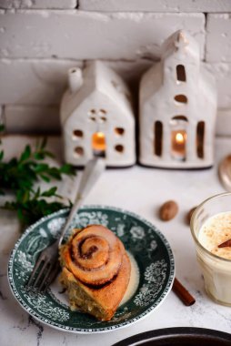 Noel arkaplanında yumurtalı nog tarçınlı çörekler