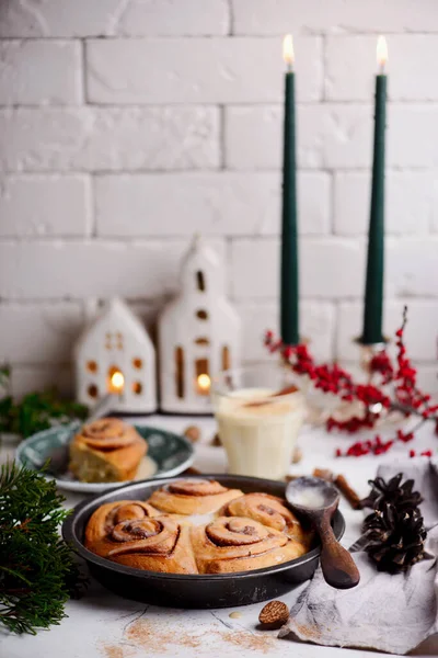 Egg Nog Cinnamon Buns Christmas Background — Stock Photo, Image