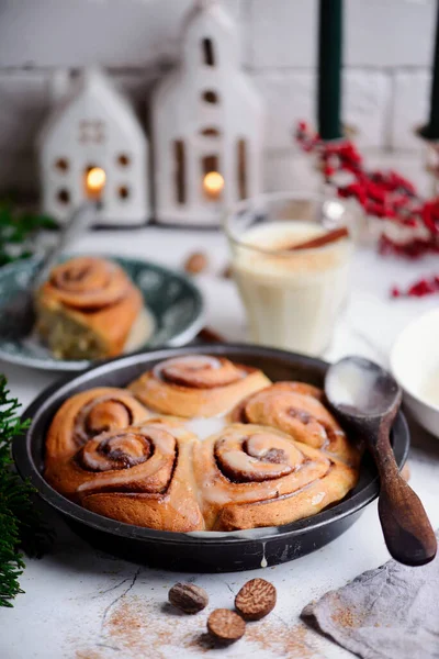 Noel arkaplanında yumurtalı nog tarçınlı çörekler