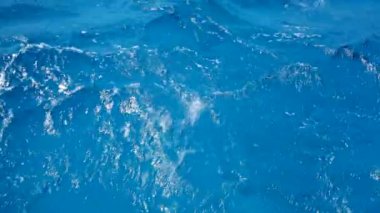 Kızıl denizin dalgaları oynama