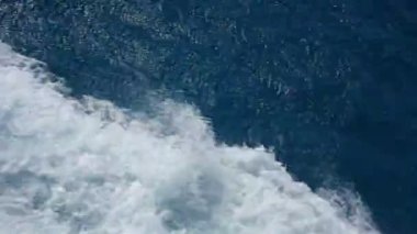 Kızıl denizin dalgaları oynama