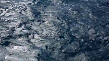 Kızıl denizin dalgaları oynama