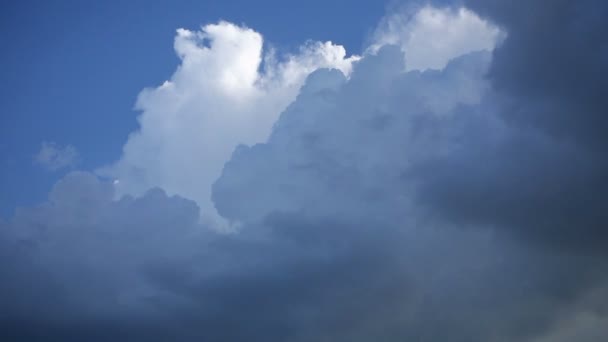 Білі хмари над блакитним небом — стокове відео