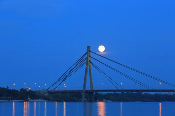 The full moon rose over the bridge — Stock Photo, Image