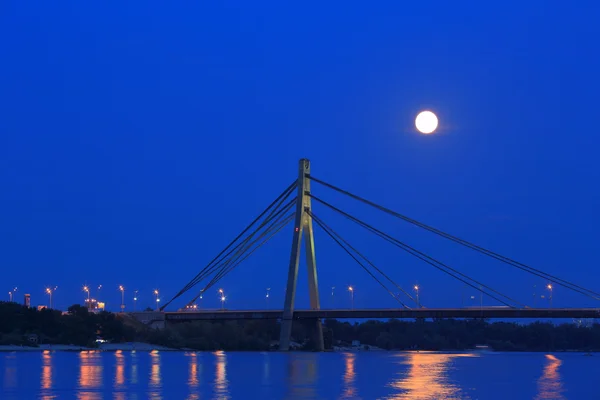 A lua cheia subiu sobre a ponte — Fotografia de Stock