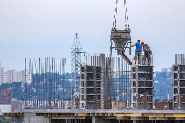 Pouring concrete into a newly built house — Stock Photo, Image