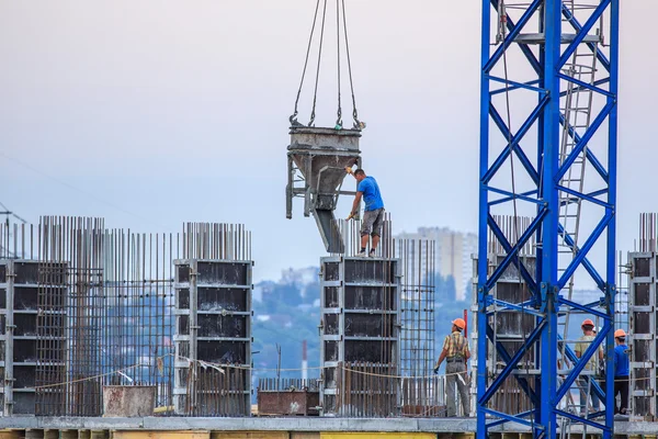 Despejando concreto em uma casa recém-construída — Fotografia de Stock