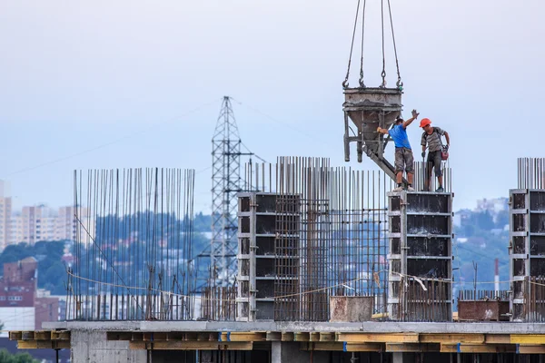 Pouring concrete into a newly built house — Stock Photo, Image