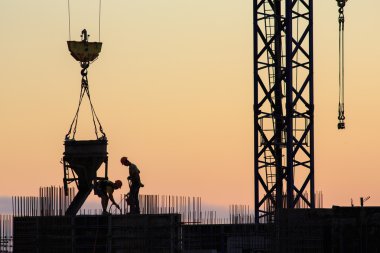 yeni inşa edilmiş bir ev içine dökülen beton