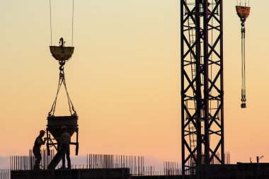 yeni inşa edilmiş bir ev içine dökülen beton