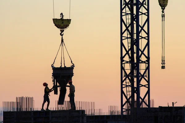 Despejando concreto em uma casa recém-construída — Fotografia de Stock