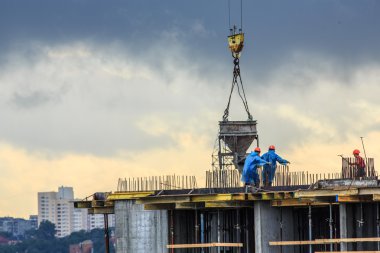yeni inşa edilmiş bir ev içine dökülen beton