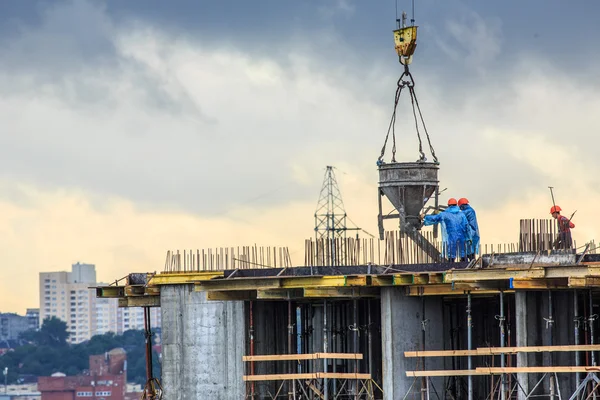 Despejando concreto em uma casa recém-construída — Fotografia de Stock