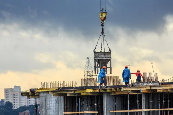 Despejando concreto em uma casa recém-construída — Fotografia de Stock