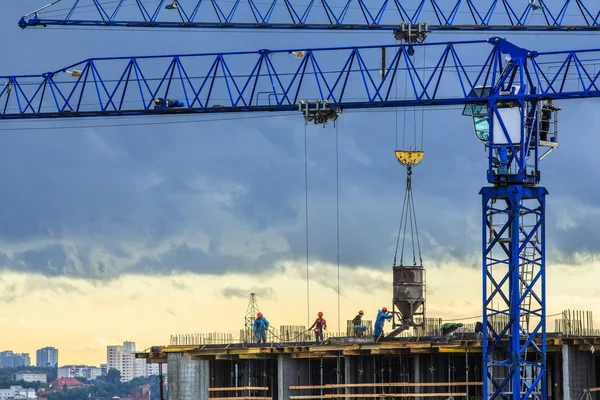 Despejando concreto em uma casa recém-construída — Fotografia de Stock