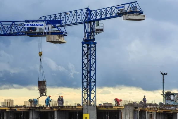 Despejando concreto em uma casa recém-construída — Fotografia de Stock