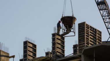 yeni inşa edilmiş bir ev içine dökülen beton