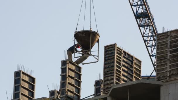 Verter hormigón en una casa de nueva construcción — Vídeos de Stock