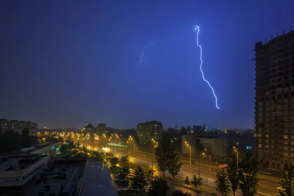 Yıldırım ve cityscape — Stok fotoğraf