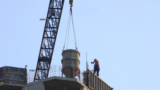 Construction de maisons résidentielles dans la ville — Video