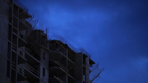 Construction de maisons résidentielles dans la ville — Video