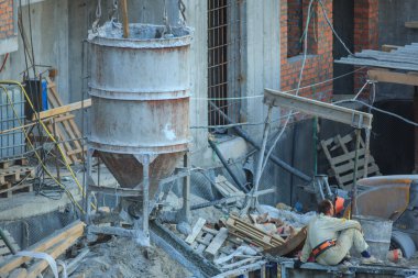 yeni inşa edilmiş bir ev içine dökülen beton