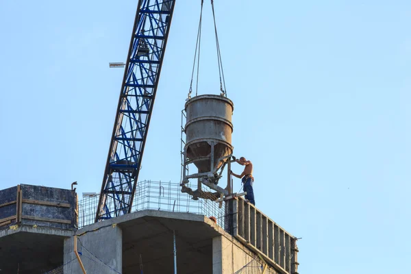 Despejando concreto em uma casa recém-construída — Fotografia de Stock