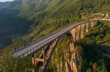 Curceviç Köprüsü, Tara Nehri Kanyonu, Karadağ. Hava görünümü.