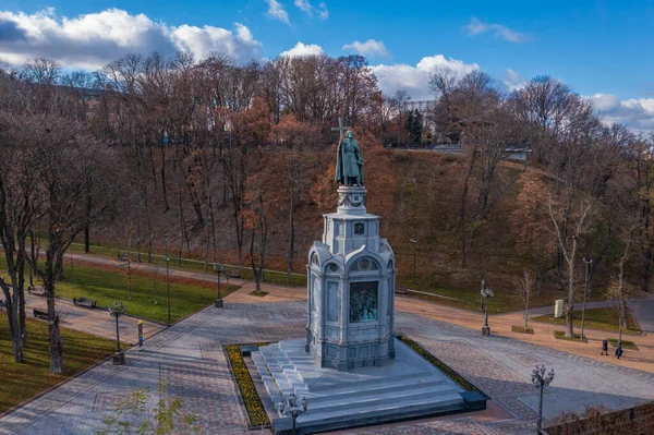 Sunny Day View Saint Vladimir Monumento Con Belle Nuvole Autunnali — Foto Stock