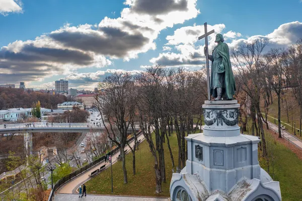 Sunny Day View Saint Vladimir Monumento Con Belle Nuvole Autunnali — Foto Stock