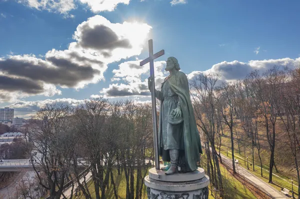 Сонячний День Пам Ятнику Святого Володимира Красивими Осінніми Хмарами Київ — стокове фото