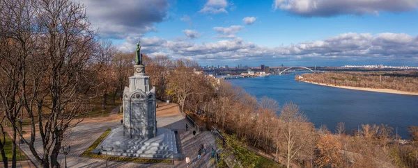 Solig Dag Syn Saint Vladimir Monument Med Vackra Höstmoln Kiev — Stockfoto