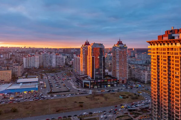 Batan Güneş Ukrayna Nın Kiev Ilçelerinden Birini Aydınlatıyor — Stok fotoğraf