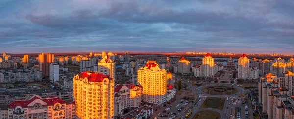 Pôr Sol Ilumina Dos Distritos Kiev Ucrânia — Fotografia de Stock