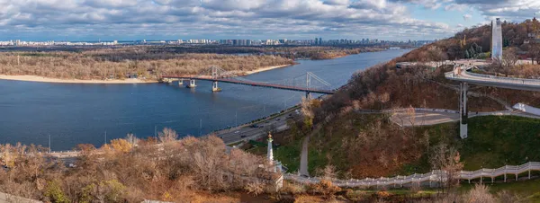 Vista Parque Saint Vladimir Hill Arco Amizade Popular Ponte Parkovy — Fotografia de Stock