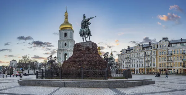 우크라이나 키예프에 흐멜니츠키 기념비와 배경에 소피아 대성당 — 스톡 사진