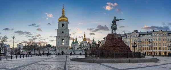 Monumento Bohdan Khmelnitsky Con Catedral Santa Sofía Fondo Kiev Ucrania —  Fotos de Stock