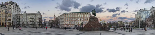 ウクライナキエフを背景に聖ソフィア大聖堂とボフダンKhmelnitskyへの記念碑 — ストック写真