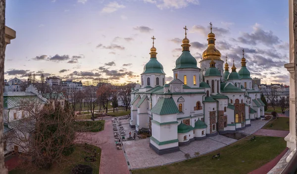 Widok Oświetloną Katedrę Zofii Pięknym Zachodem Słońca Tle Kijów Ukraina — Zdjęcie stockowe