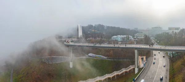 Aerial View Foggy Day People Friendship Arch Parkovy Bridge Kiev — Stock Photo, Image