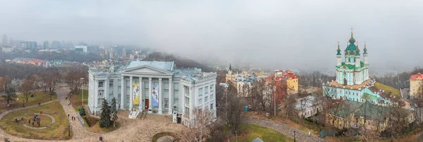 霧の日の空中ビューセント アンドリュー教会 キエフ ウクライナ — ストック写真