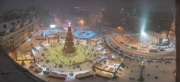 Lidé Mají Výhled Nový Rok Strom Sophia Náměstí Kyjev Ukrajina — Stock fotografie