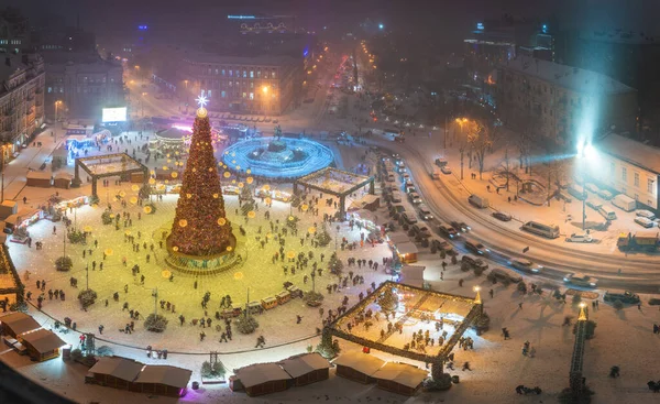 People Enjoy View New Year Tree Sophia Square Kyiv Ukraine — стокове фото